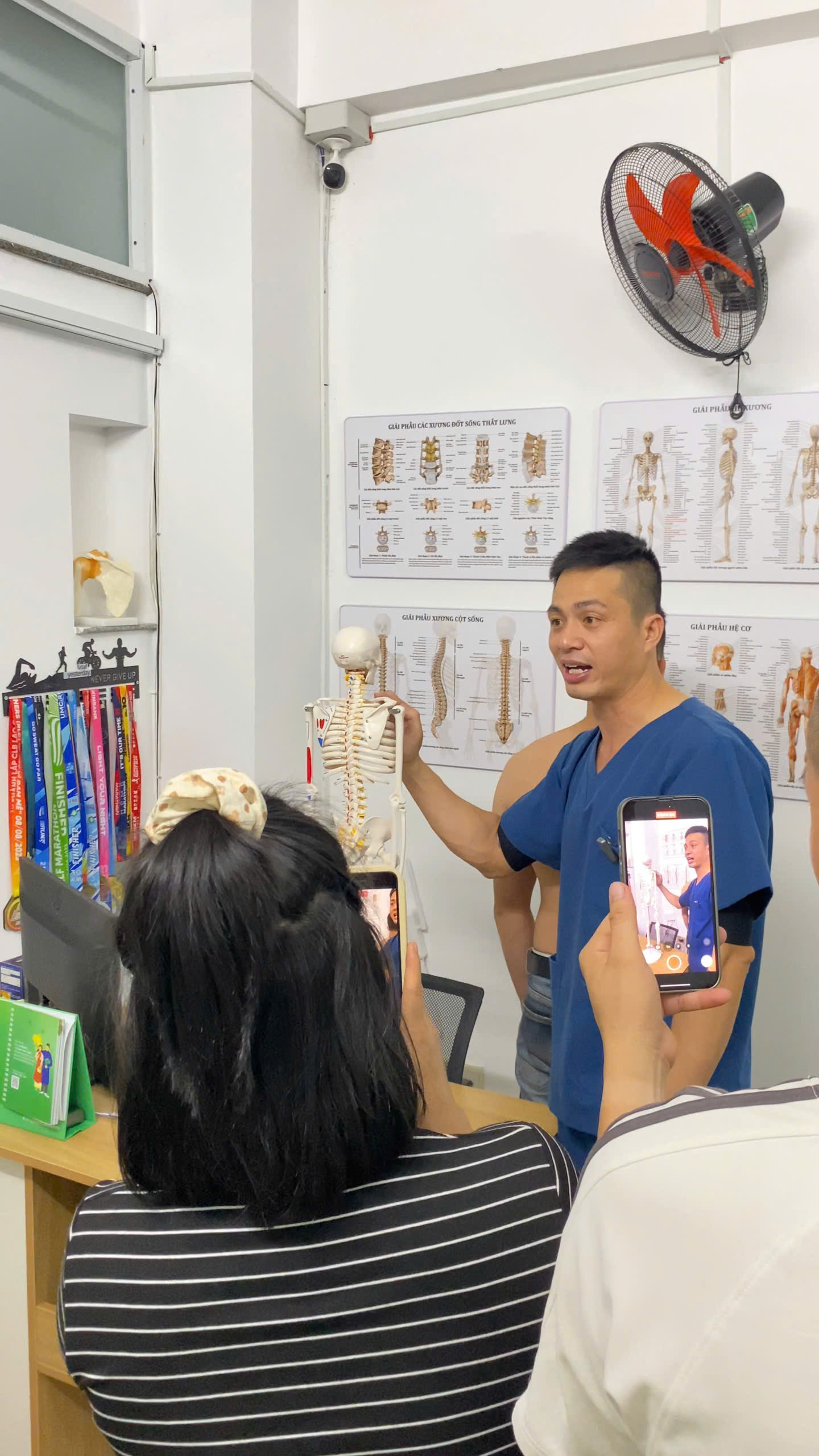 Đào Văn Chính hướng dẫn học viên về giải phẫu xương khớp