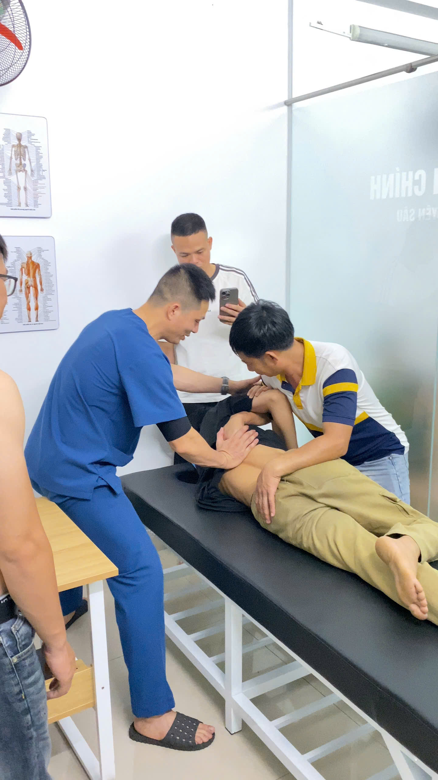 Đào Văn Chính trực tiếp trị liệu cho học viên